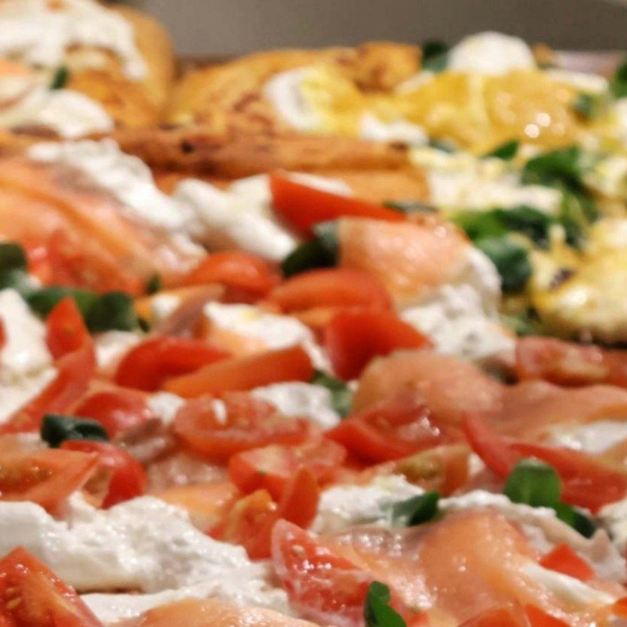 Dettaglio pizza al trancio Crancio appena sfornata
